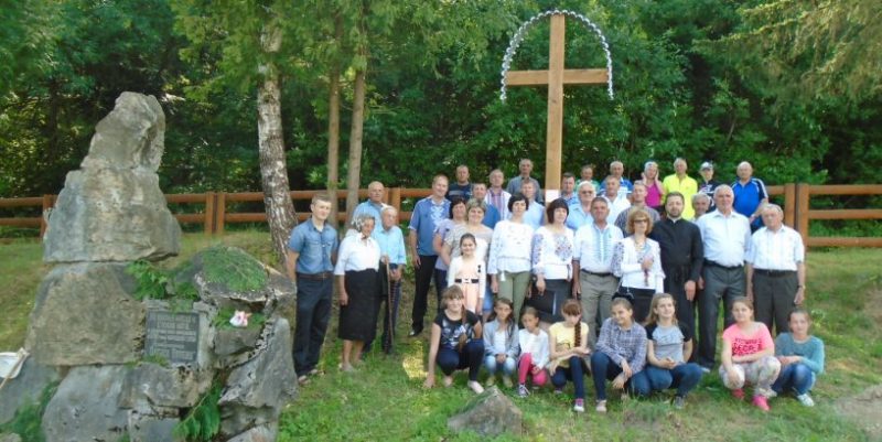 На Коломийщині встановили хрест на місці хатини, де народився Довбуш (ФОТО)