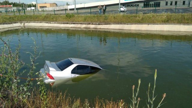 Львів’ян втопив Mitsubishi Lancer у ставку (ФОТО)