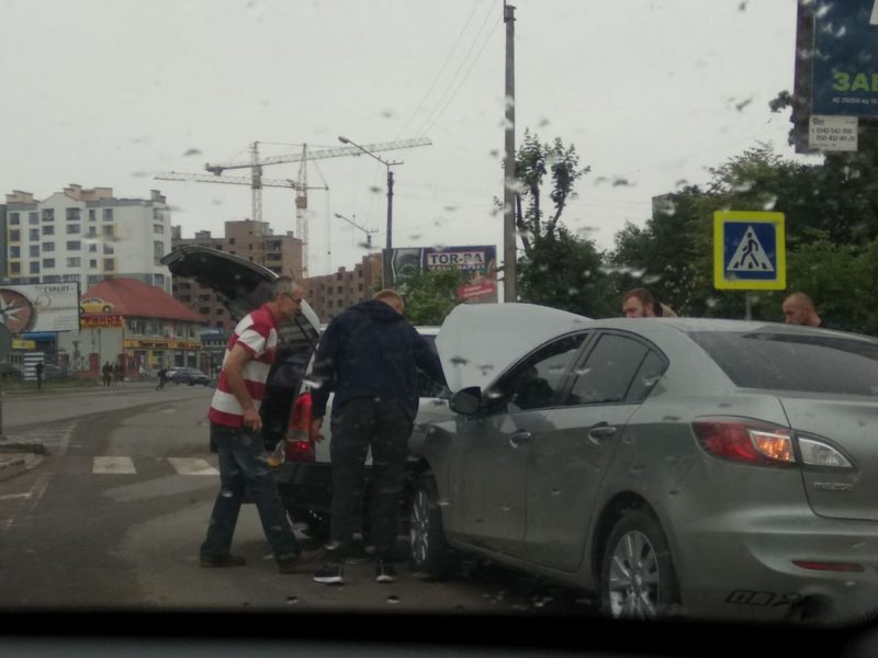 На Довженка та Сагайдачного сталися ДТП (ФОТО)