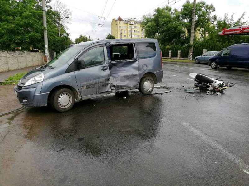 У приміському селі мотоцикліст влетів у мікроавтобус – водія двоколісного забрала швидка (ФОТО)