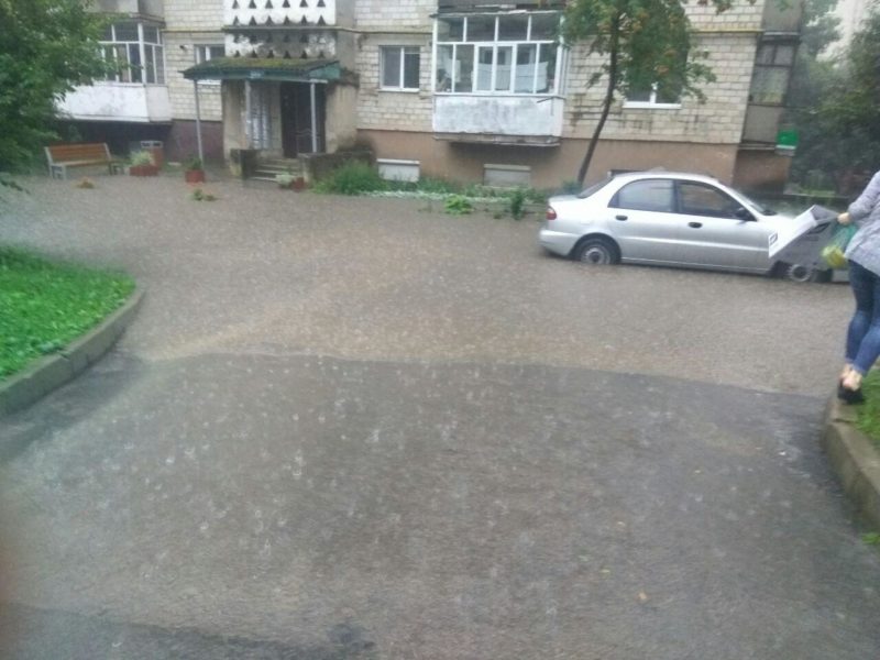 Через шалену зливу вулиці Франківська затопило (ФОТО)