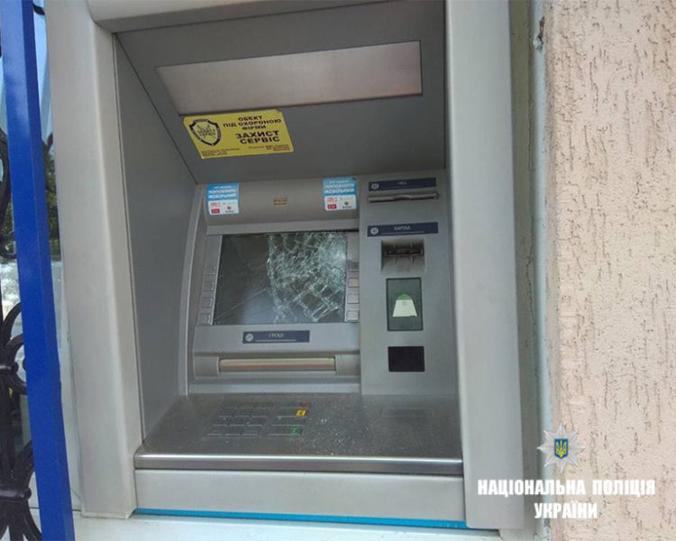У Рогатині чоловік розтрощив банкомат через відмову в кредиті