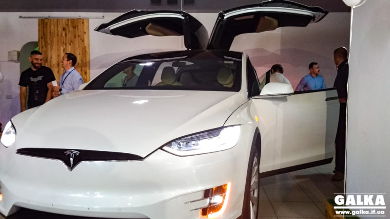 Електрокар майбутнього: франківцям презентували автомобіль Tesla Model X