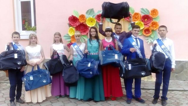 Випускникам прикарпатської школи-інтернату подарували дорожні сумки (ФОТОФАКТ)