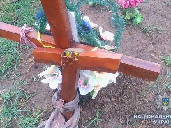 На Одещині підліток поламав хрести на цвинтарі через сварку з дівчиною (ФОТО)
