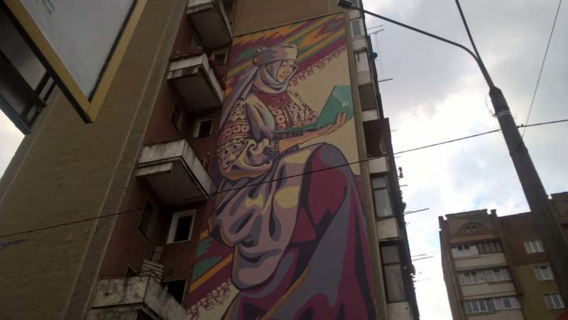 На Тролейбусній франківські художники презентували гуцулку, котра читає фейсбук (ФОТОФАКТ)