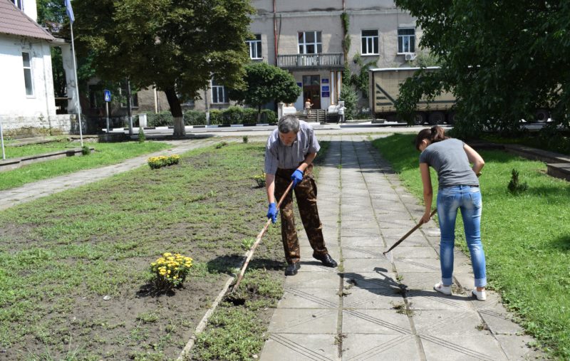 Працівники РДА та небайдужі мешканці долучилися до толоки у Рогатині – готуються до Дня міста (ФОТО)