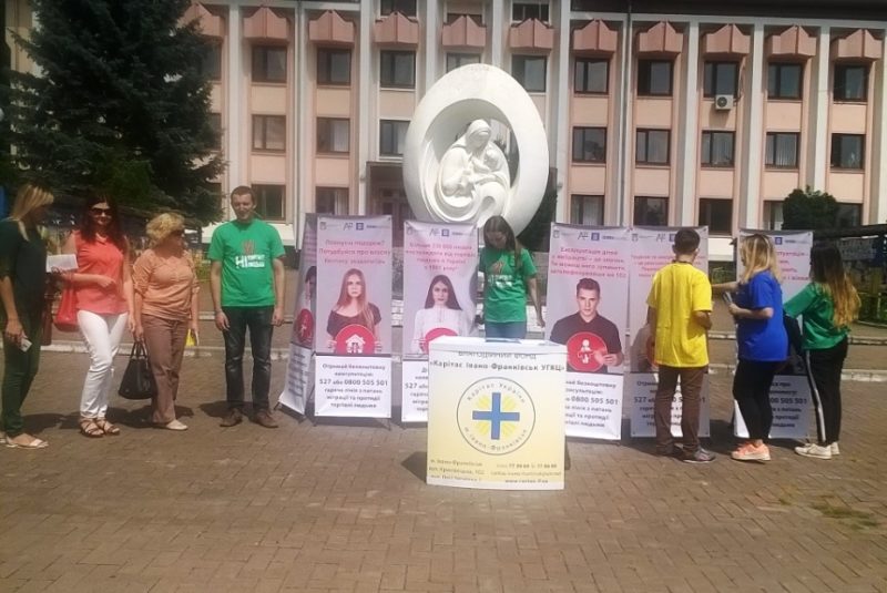 “Подорожуй безпечно”. У Косові провели акцію, щоб запобігти торгівлі людьми (ФОТО)