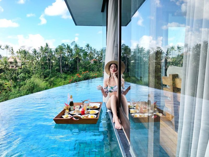 Надя Дорофєєва продемонструвала 5 трендових купальників на Балі (ФОТО)