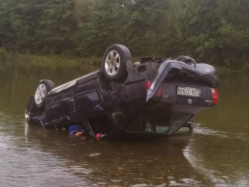 На Прикарпатті автівка перекинулася в річку, є загиблі
