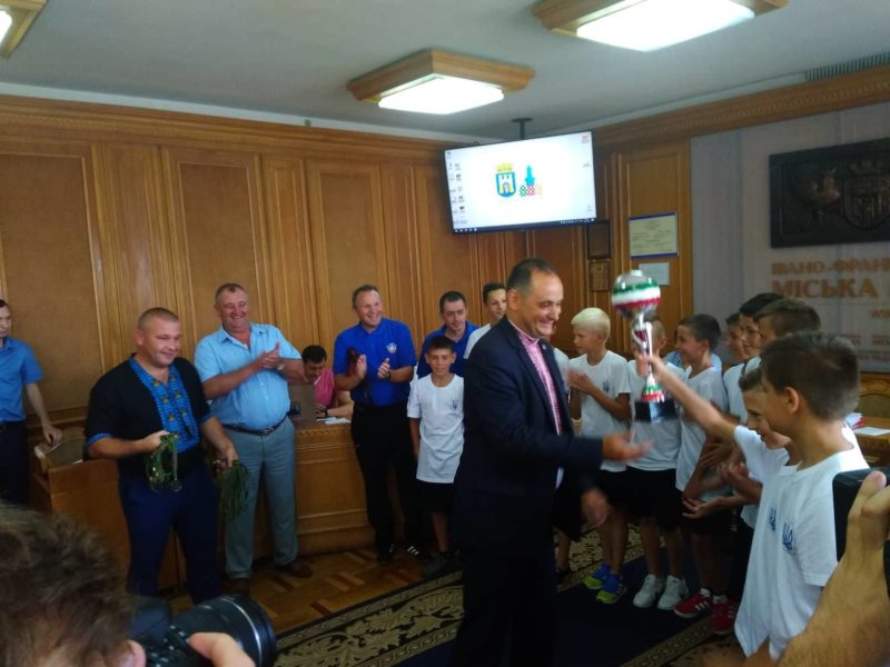 Мер Франківська нагородив юних футболістів, котрі перемогли суперників з Барселони (ФОТО)