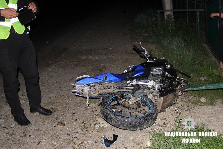 На Надвірнянщині мотоцикліст “влетів” в огорожу. У керманича та його неповнолітньої пасажирки переломи (ФОТО)