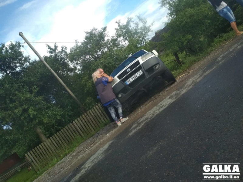 У Делятині зіткнулися дві машини: Фіат зупинився у кюветі (ФОТО)