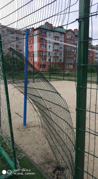 На Пасічній вандали розтрощили огорожу нового спортмайданчика (ФОТО)