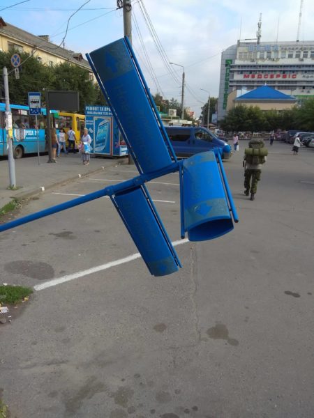В ніч на п’ятницю вандали поламали дорожній знак та вказівник у центрі міста (ФОТО)
