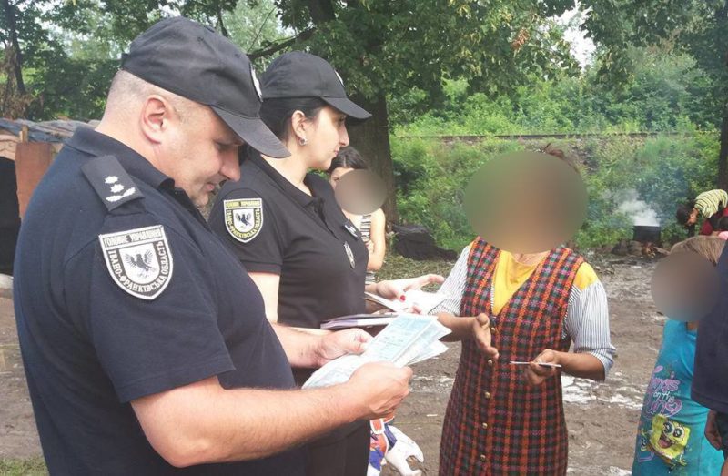 Поліціянти відвідали табір ромів на околиці Надвірної (ФОТО)