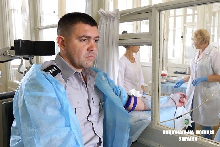 Прикарпатські поліціянти здали кров для родича загиблого в АТО працівника (ФОТО)