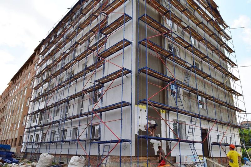 У Франківську триває реконструкція занедбаної будівлі під поліклініку та житло (ФОТО)