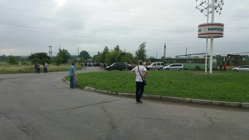 У Калуші протестувальники заблокували вже чотири дороги – вимагають ремонту шляхів (ФОТОФАКТ)