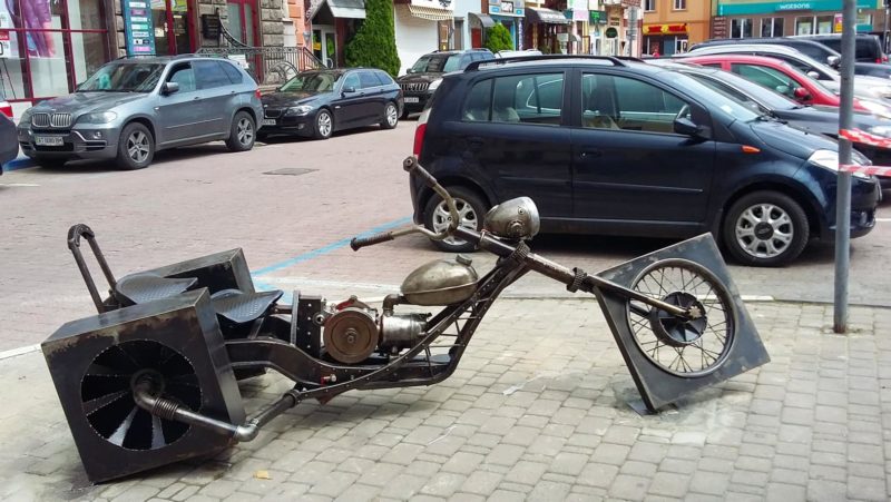 На площі Ринок “припаркувався” мотоцикл з квадратними колесами (ФОТО)