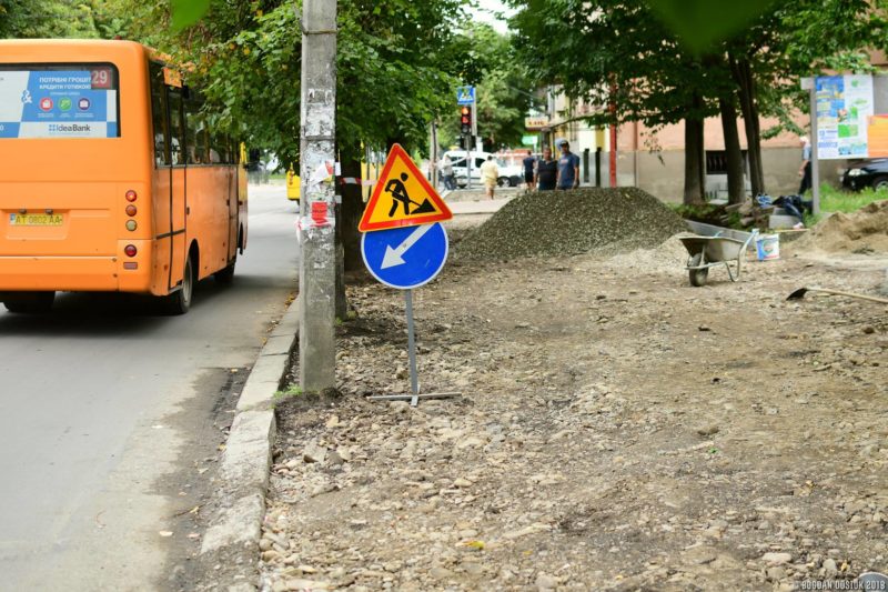 У Франківську ремонтують тротуар на Коновальця (ФОТО)