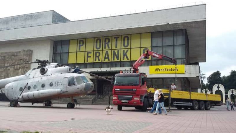 Після травмування дитини на площі біля драмтеатру почали розбирати гвинтокрил (ФОТО)