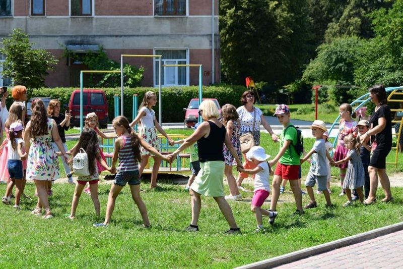 Веселі розваги та конкурси об’єднали дорослих і малих в одному з дворів Франківська (ФОТО)