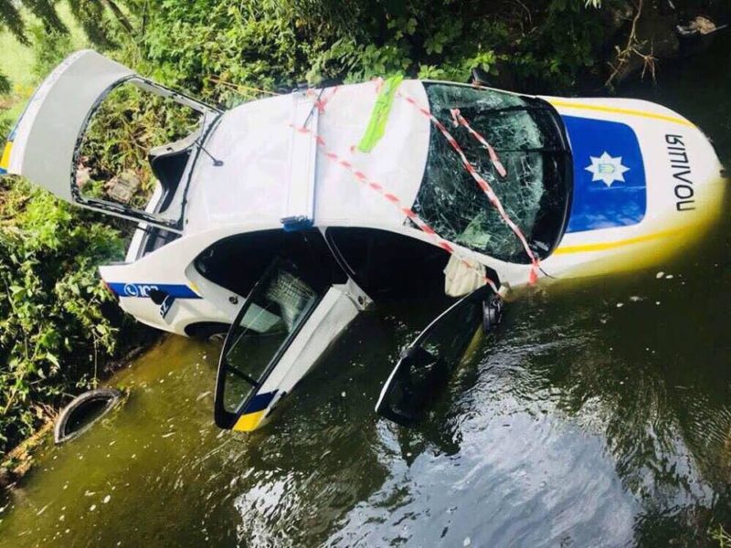 У Києві поліцейське авто під час погоні за мопедом упало в річку (ФОТО)