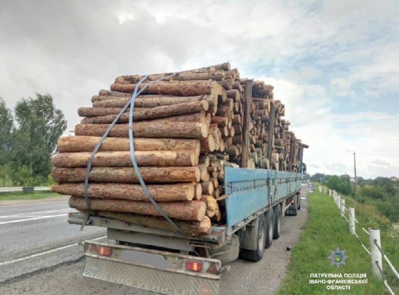 На Тисмениччині водій вантажівки, вщент набитої деревиною, тікав від патрульних (ФОТО)