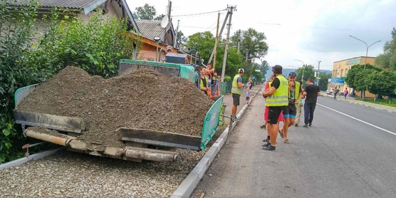 У Надвірній доводять до ладу тротуари (ФОТО)