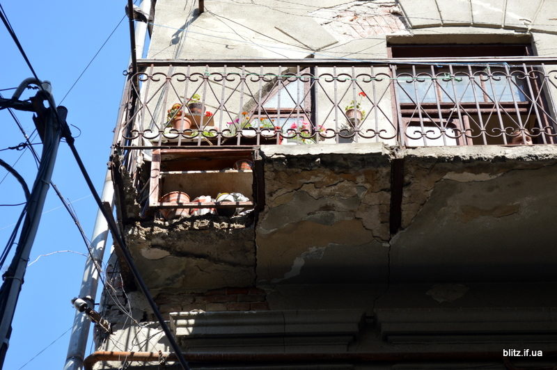 У Франківську обвалився балкон разом з літньою жінкою (ФОТО, ВІДЕО)