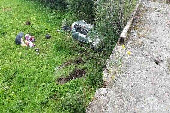 На Львівщині автомобіль з іноземцями впав з мосту (ФОТО)
