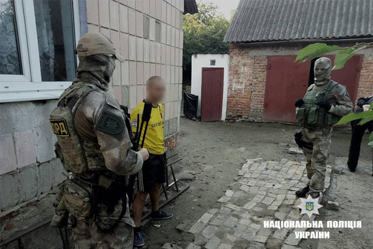 Прикарпатські поліціянти затримали жителів Рівного, які грабували будинки на Прикарпатті (ФОТО)