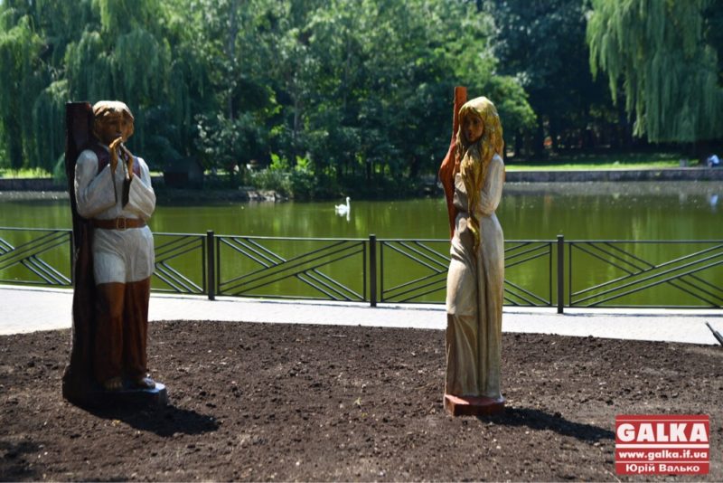 У парку Шевченка встановили романтичні скульптури (ФОТО)