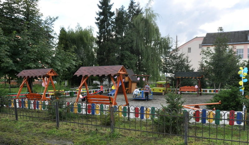 На Тисмениччині облаштували новий дитячий майданчик (ФОТО)