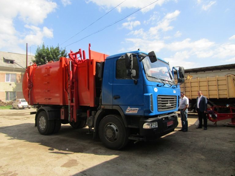 У Надвірній автопарк спецтехніки поповнився новим сміттєвозом (ФОТО)