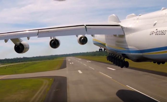 У мережі оприлюднили неймовірний ролик зльоту найбільшого у світі літака (ВІДЕО)
