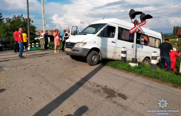 У мережі оприлюднили відеозапис моменту смертельної ДТП на Буковині за участі автобуса і поїзда (ВІДЕО)
