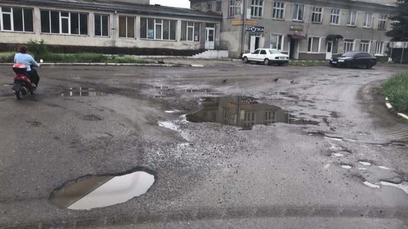 Мешканці Снятинщини перекриють дорогу, щоб добитися її ремонту