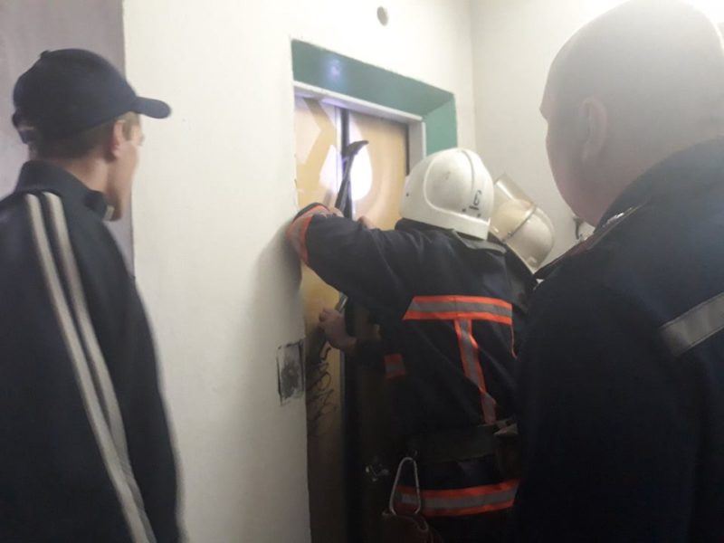 У Калуші зірвався ліфт, в якому перебувала матір з дітьми (ФОТО)