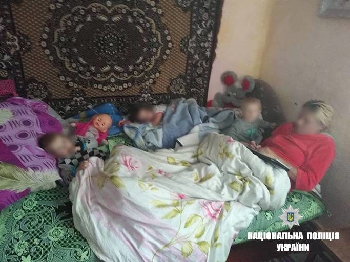 На Богородчанщині троє дітей залишилися без нагляду, бо їх мама пиячила (ФОТО)