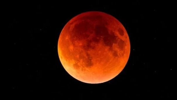 Сьогодні – найдовше місячне затемнення в столітті: коли його побачать прикарпатці