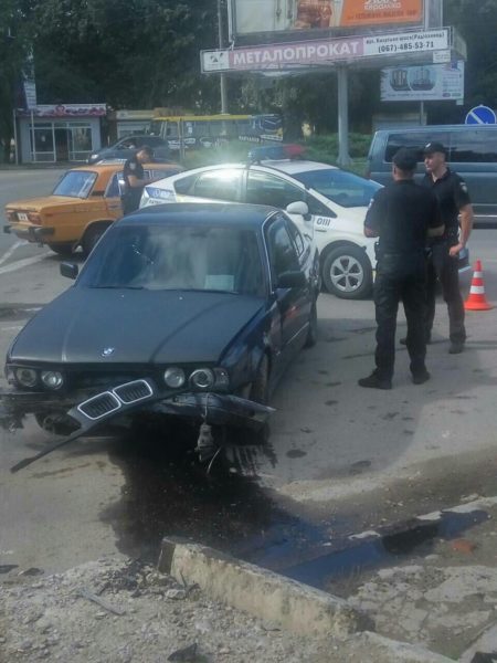 На кільці Чорновола-Довженка водій BMW розбив свою машину (ФОТО, ВІДЕО)