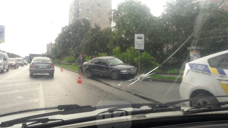 На Набережній автівка вилетіла на тротуар і врізалась в дорожній знак (ФОТОФАКТ)