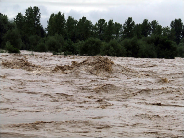 Під Рожнятовом висока вода зруйнувала берег річки і шлях до 30-ти родин