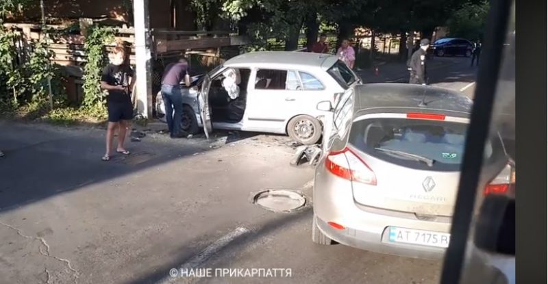 На Миру Шкода “опинилася” в огорожі подвір’я (ФОТО)