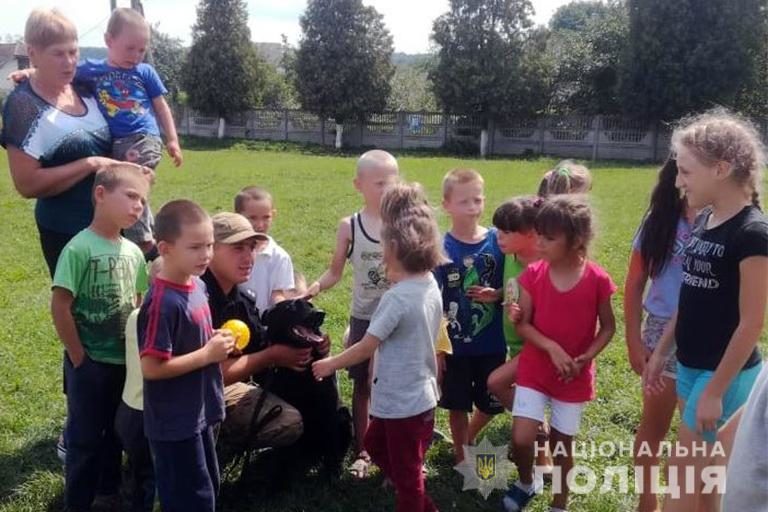 Поліціянти-кінологи разом зі своїми чотирилапими помічників відвідали вихованцям дитячого Центру (ФОТО)