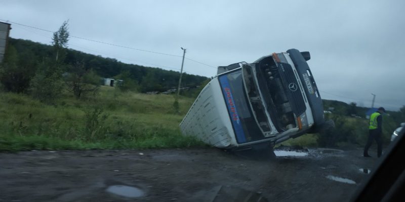 На Франківщині ДТП: автобус з’їхав у кювет і перекинувся (ФОТО)