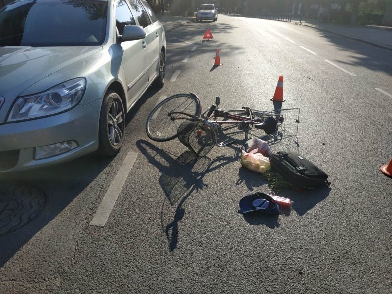 Франківський велосипедист, який влетів у дверку автомобіля, перебуває у комі
