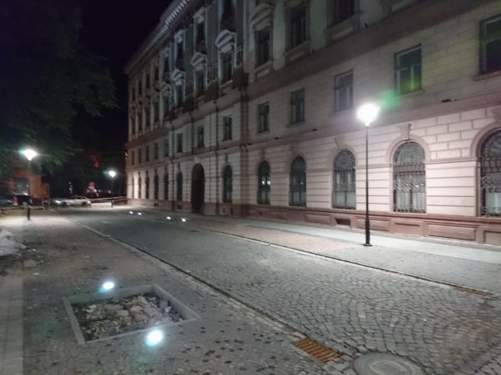 У центрі Франківська вночі повалили нову опору освітлення